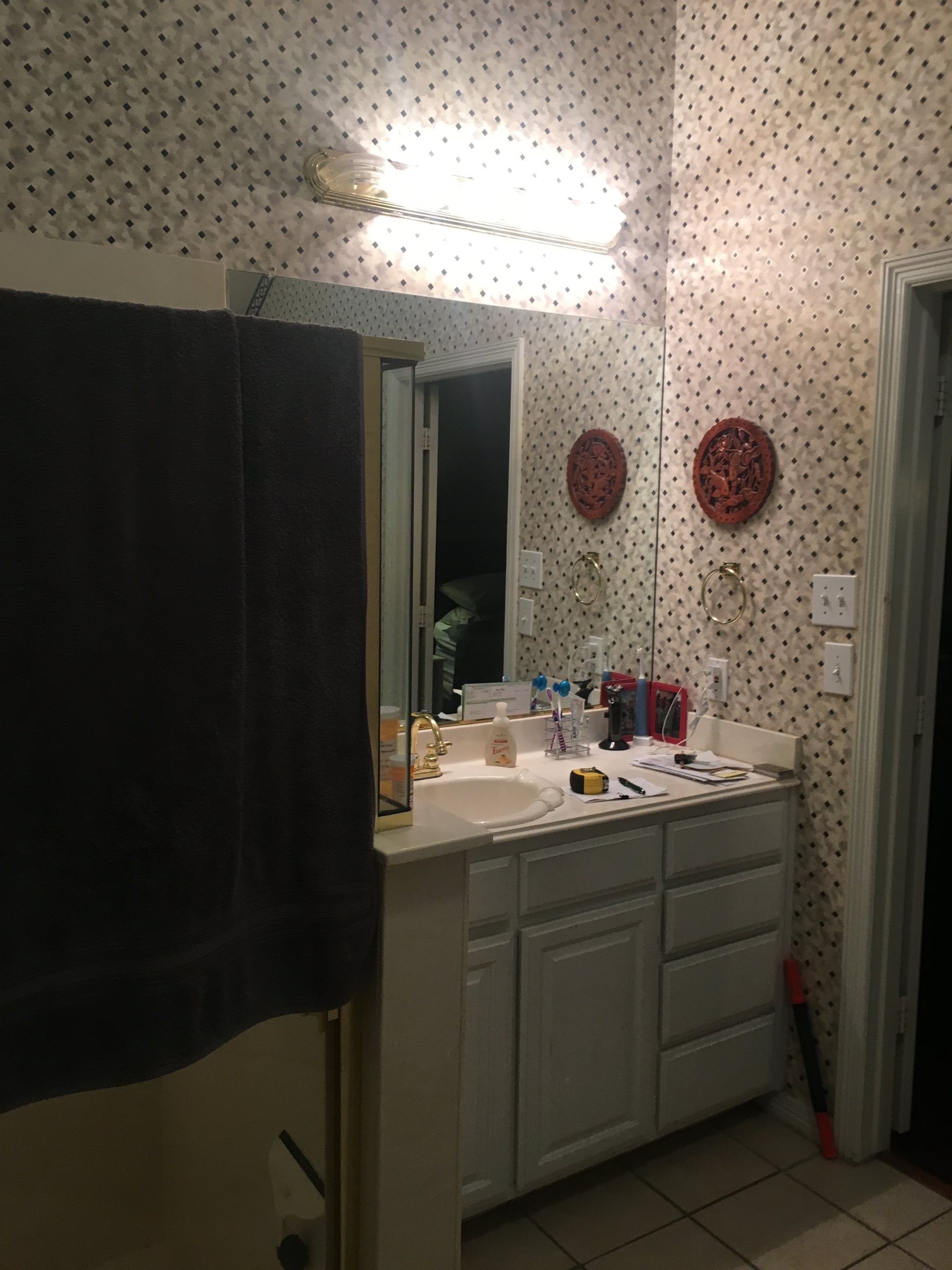 Before renovation — Venado Construction bathroom remodel project on Mesa Ct in Hurst, Texas